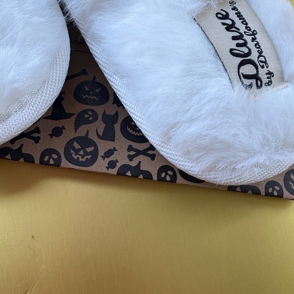 Dearfoams White Furry Slippers with Black Logo - Picture 3 of 5